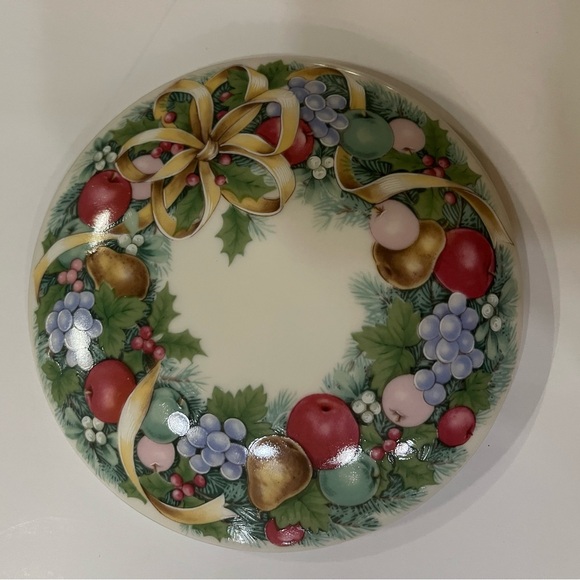 Mikasa Maxima Lidded Christmas Magic Covered, Trinket or Jewelry Box - Picture 5 of 6